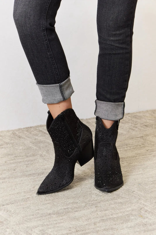 Warm Lined Waterproof Boots for Snowy Conditions
