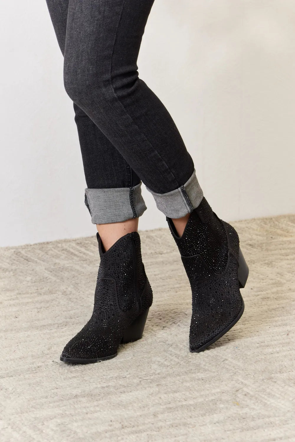 Warm Lined Waterproof Boots for Snowy Conditions